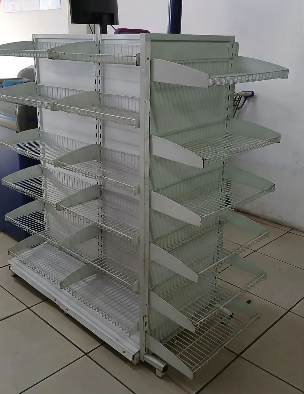 Vende-se check stander semi novo 4 moveis - Foto 2