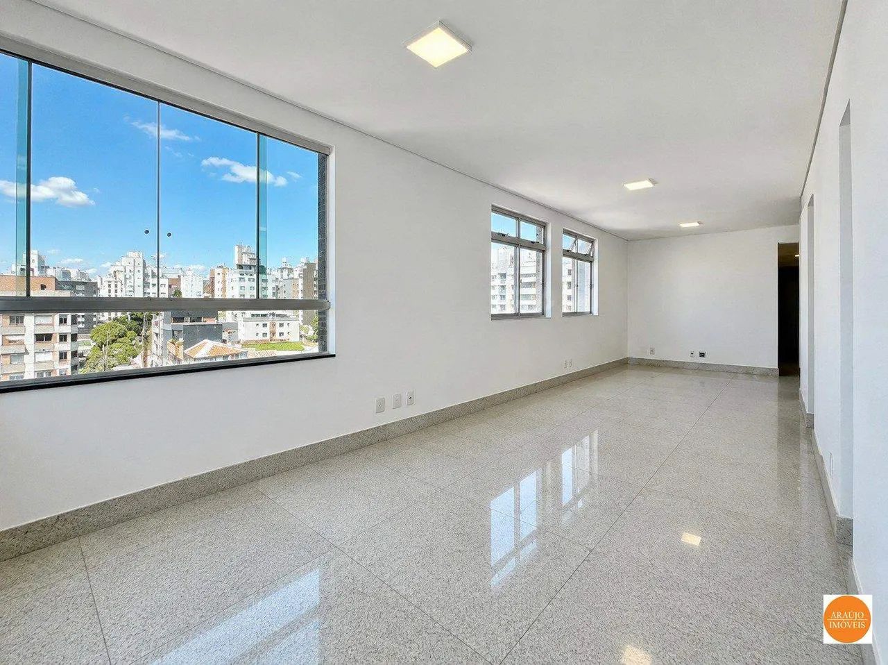 Cobertura Triplex com aproximadamente 252m² à venda  4 quartos, sendo 1 suíte e 4 vagas  U - Foto 3