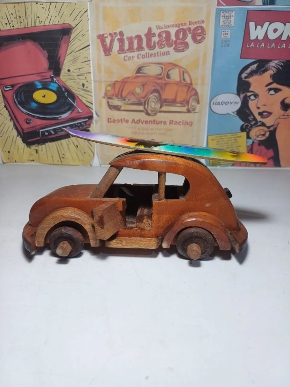 Fusca artesanal de madeira com prancha de surf no teto  - Foto 2