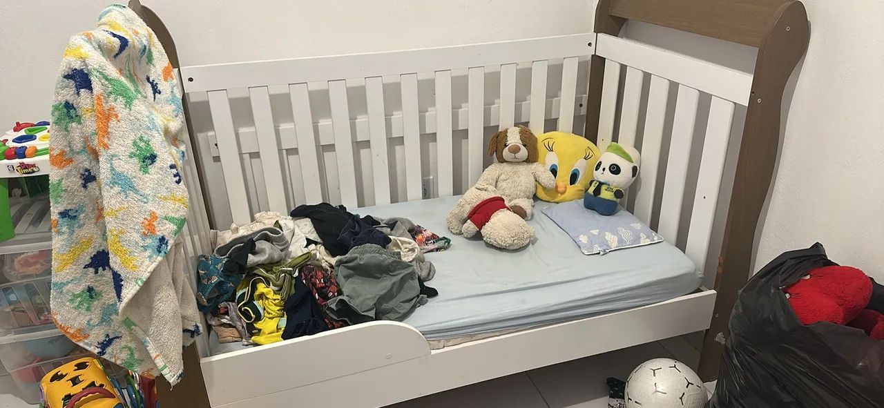 Berço e cômoda de bebê 