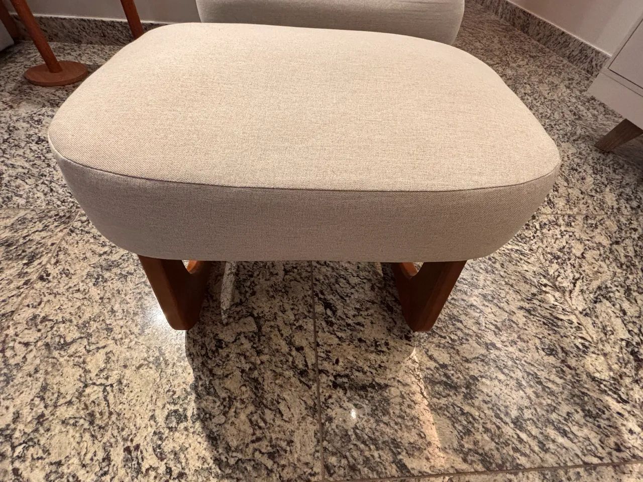 Poltrona de linho com pé em madeira maciça - Marca Me and Home  - Foto 5