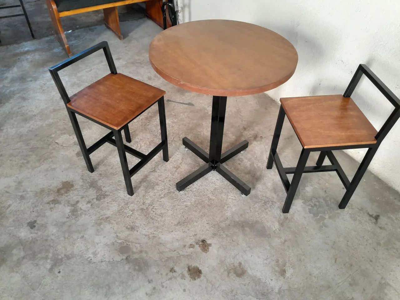 Mesa estilo industrial com 2 banquetas  - Foto 3