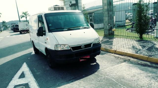 Vende-se Van refrigerada com serviço