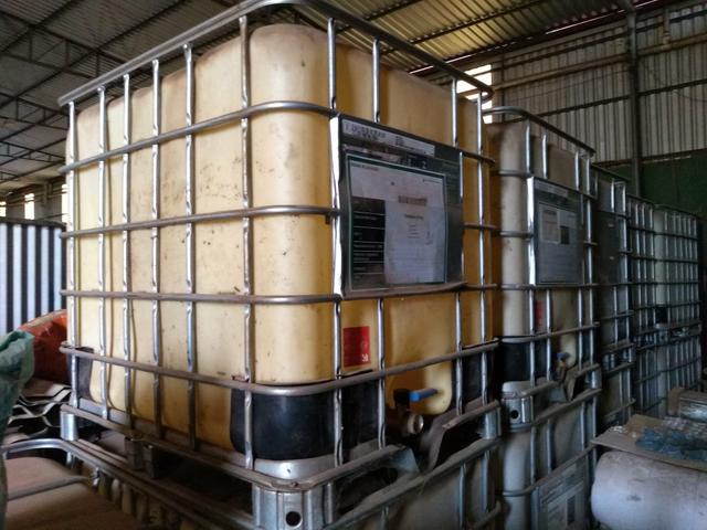 Reservatório plástico 1000L com proteção em grade metálica