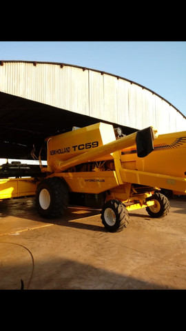 Colheitadeira New Holland TC 59 peneira fixa ano 2002/ plataforma 23 pés
