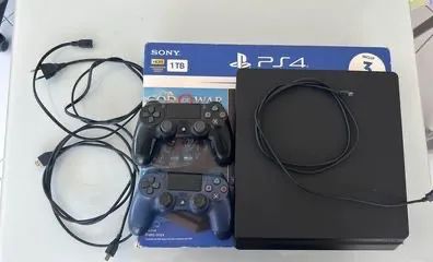 PlayStation 4 1tb + 2controles + fone Platinum 