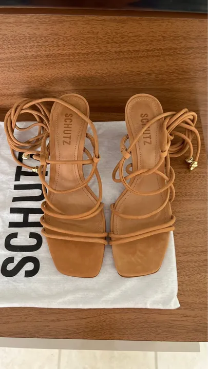 Sandália SCHUTZ no Couro - tamanho 35 - R$ 160