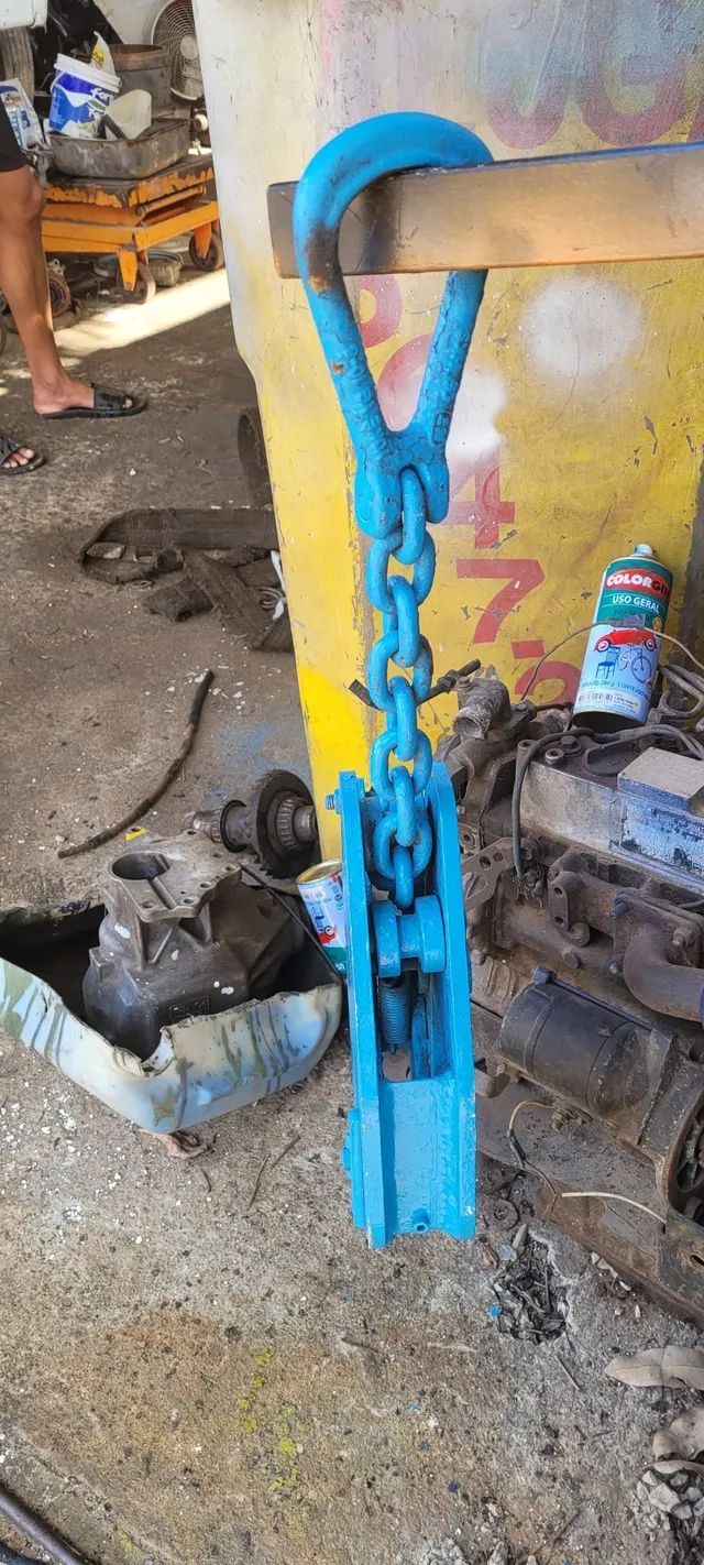 Vende se uma garra, para pegar placas de vidros de ferro  e outros tipo de placas