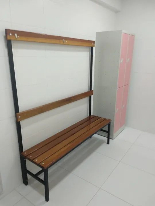 Bancos para vestiários com cabideiro-assento simples