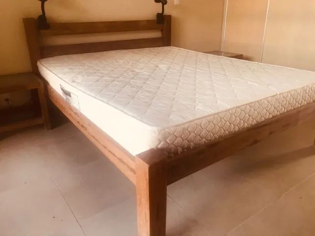 Móveis para quarto: cama, colchão, criados mudos, aparador