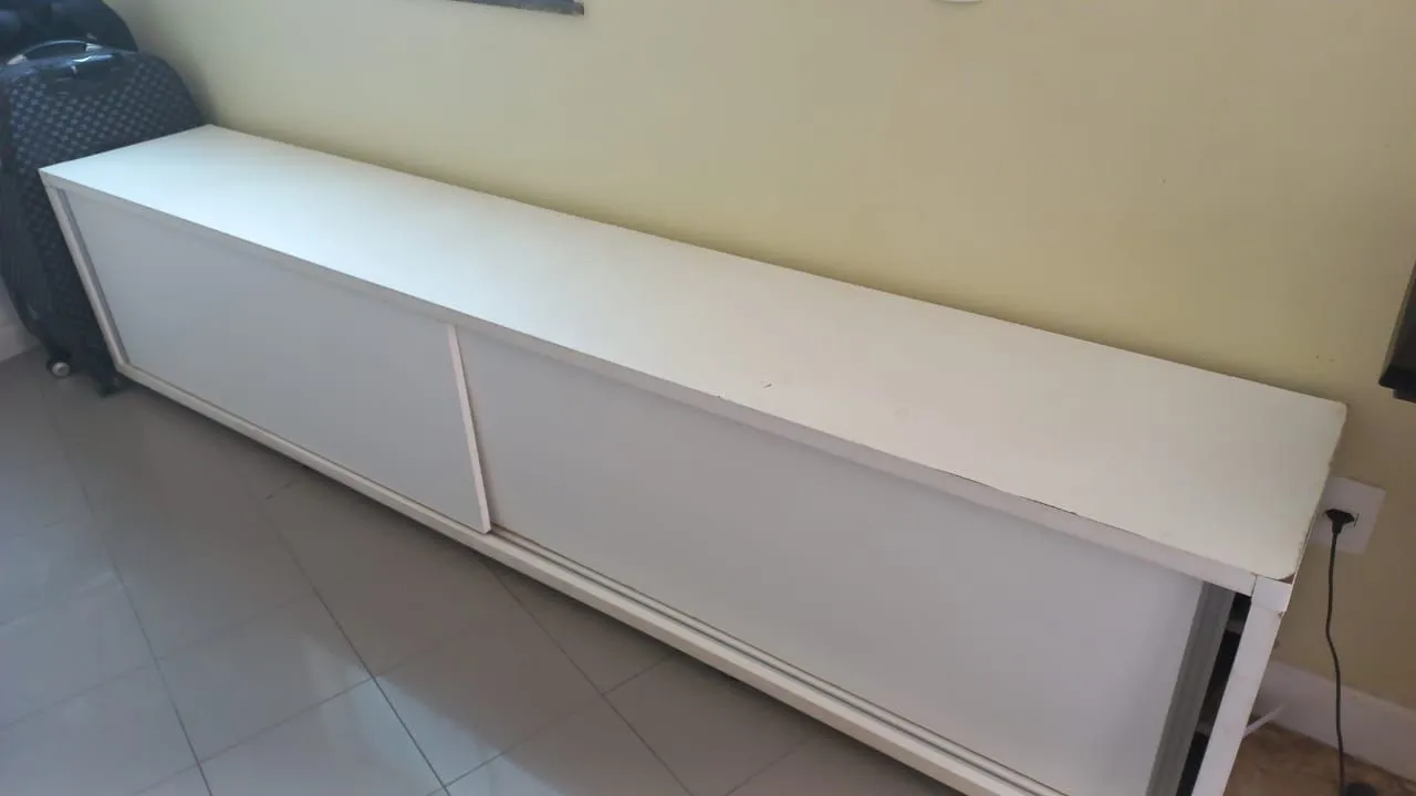 Rack de madeira branco com portas deslizantes