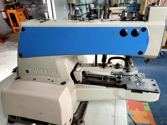MÁQUINA BOTONEIRA DE PONTO CORRENTE COM MESA - S473/vk - Semi Nova - Foto 2