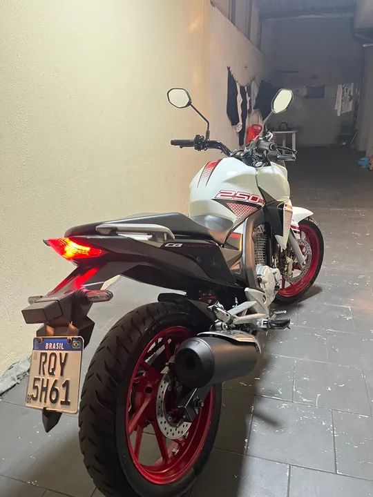 Honda CB Twister 2022 - Branca pra vender hoje.