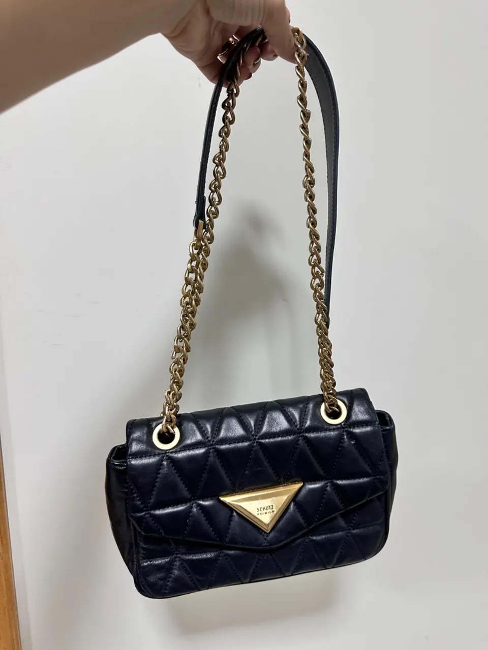 Bolsa Schutz Preta com Corrente Dourada