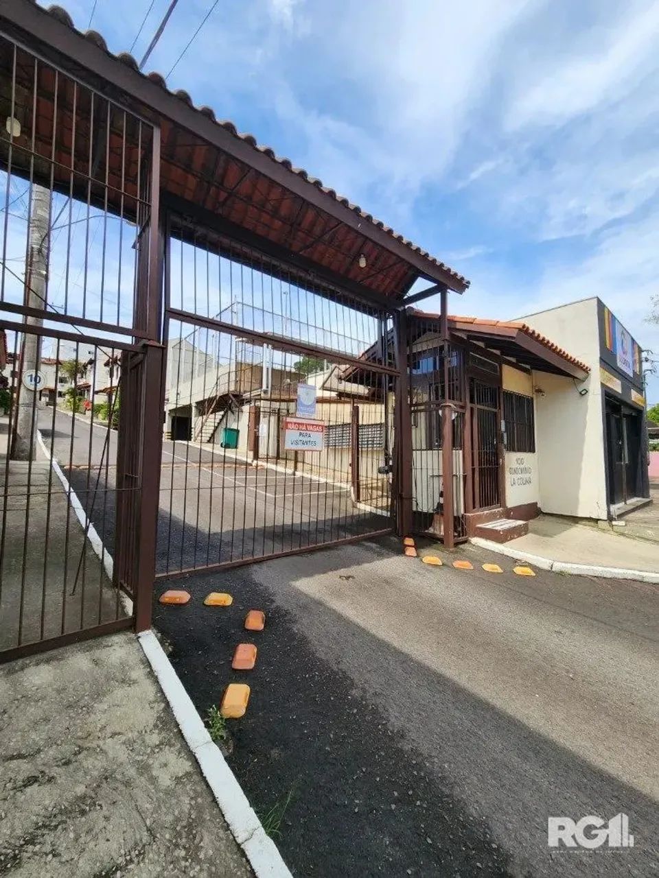 Uma bela casa muito ensolarada de 3 pisos com dois quartos e sótão. Vaga para um carro. Pl - Foto 2