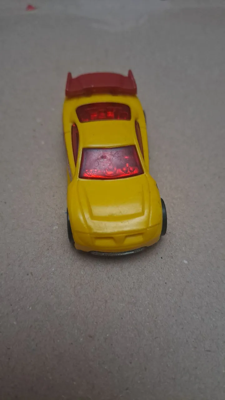 Hot wheels amarelo