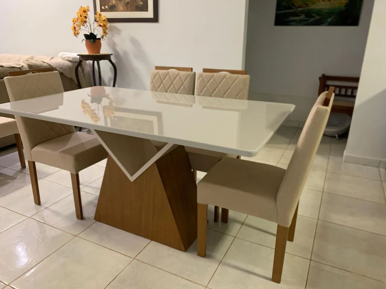 Conjunto de mesa a pronta entrega e com cadeiras de madeira 