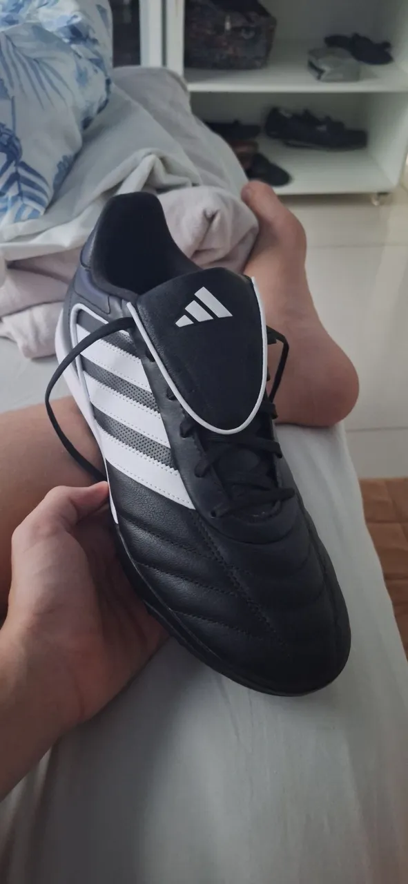 Chuteiras Adidas - Tamanho 41.5