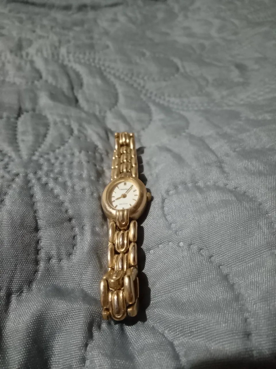 Relógio Dourado Feminino - Elegância e Estilo