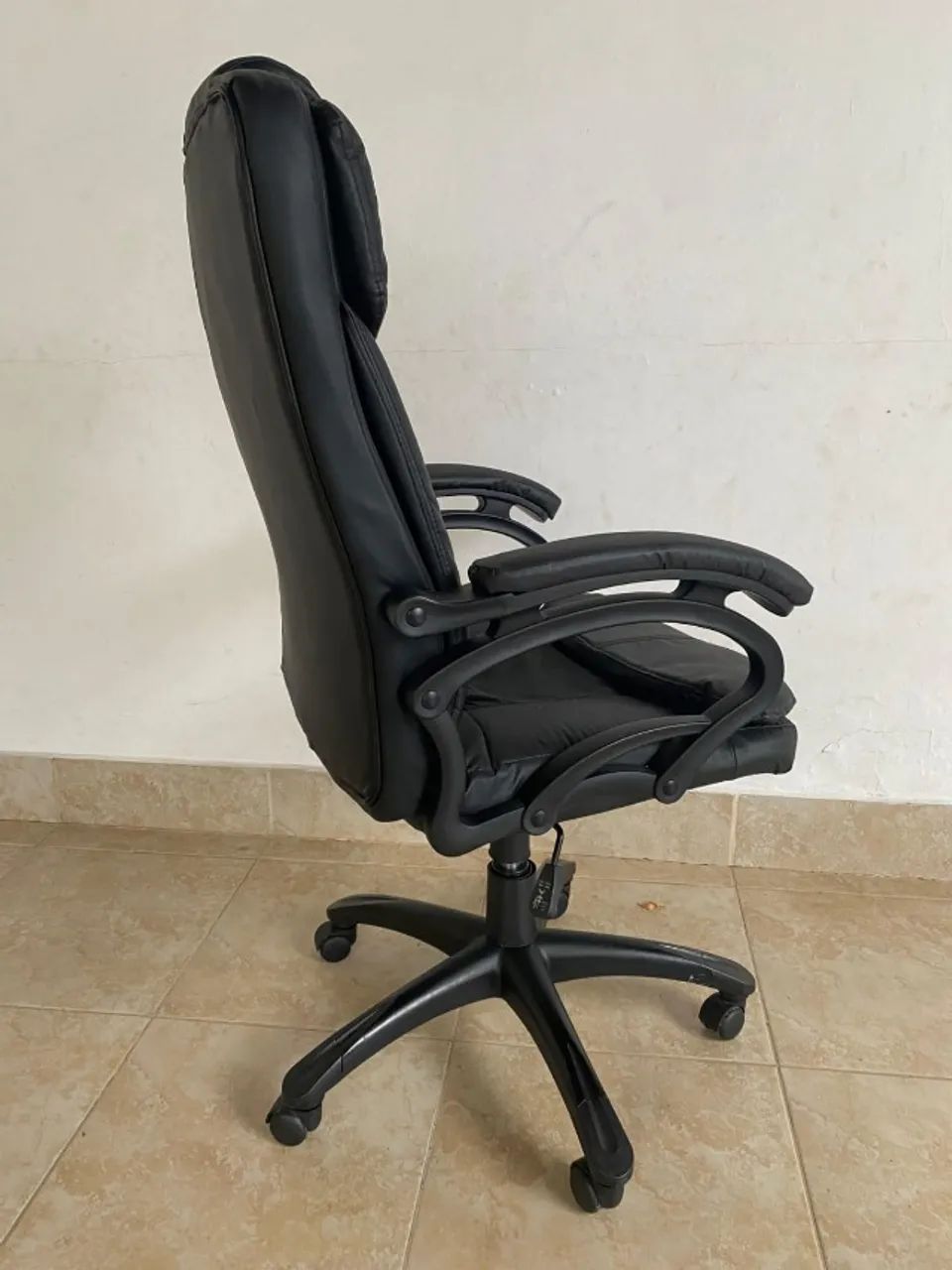 Cadeira de Escritório Presidente Giratória com Relax Clark Preta - Foto 2