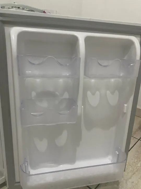 Frigobar Electrolux 80 Litros com Porta Latas Branco 127v - Foto 4