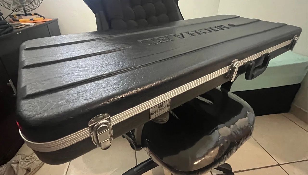Case De Guitarra Michael Em Fibra Com Pelúcia E 3 Fechos e alça  - Foto 3