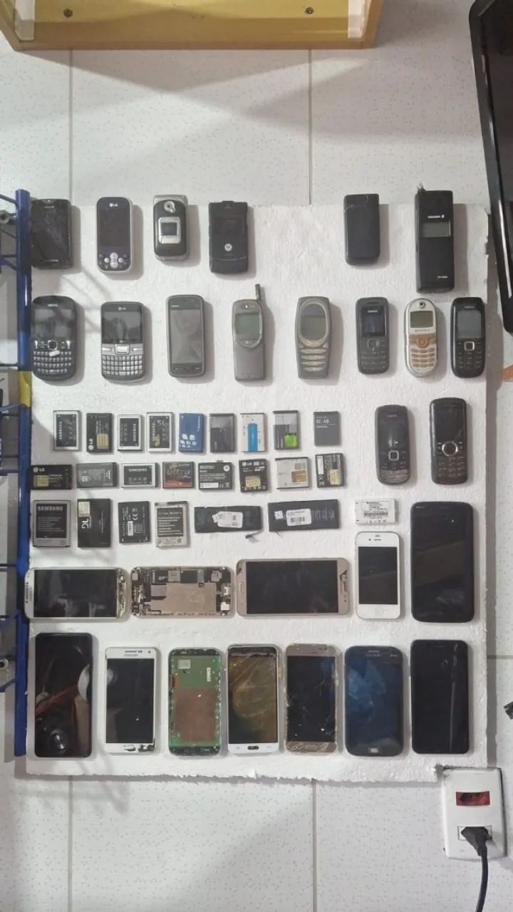 Celulares e carregadores antigos, alguns funcionam, a partir de 15,00 somos loja - 1408
