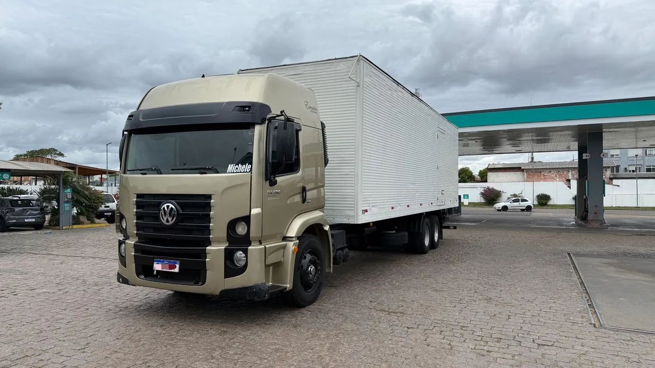 VOLKSWAGEN 24-280 6x2 ano 2013 Baú - Foto 2
