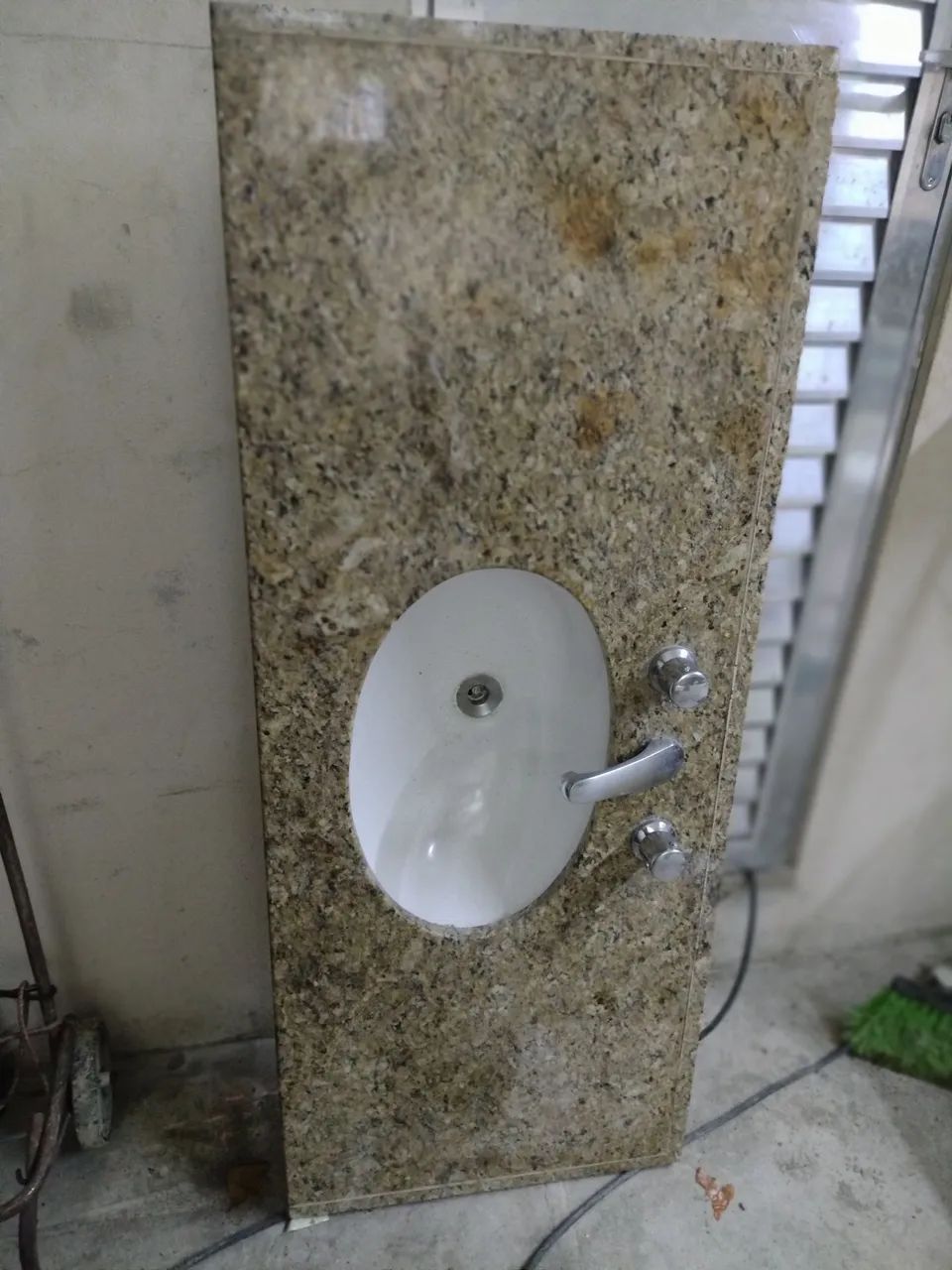 Bancada em granito para banheiro,  125x50mm, com cuba e torneira. 