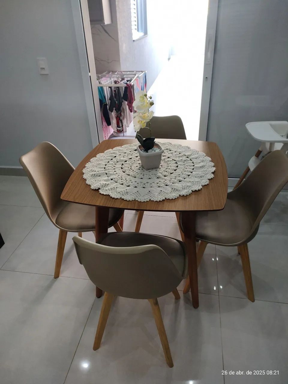 Mesa de Jantar 80x80 com 4 cadeiras almofadadas 