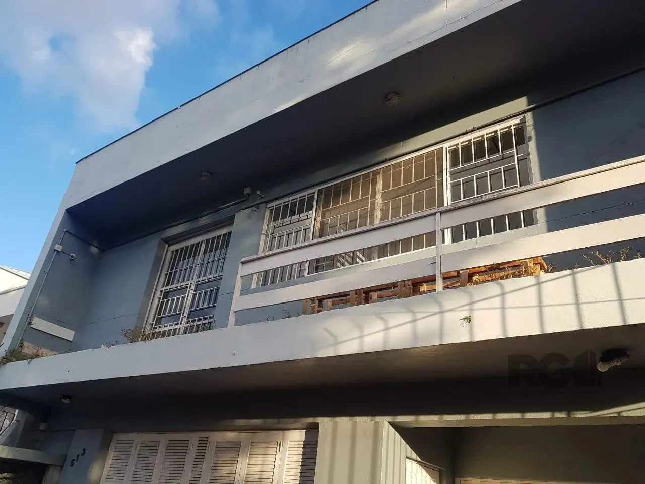 Excelente e ampla residência no Bairro Medianeira de 2 pavimentos e 1 vaga de garagem cobe