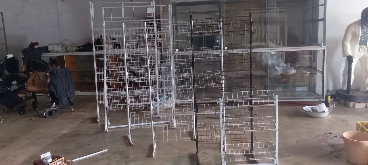 Balcões, vitrines, expositores diversos