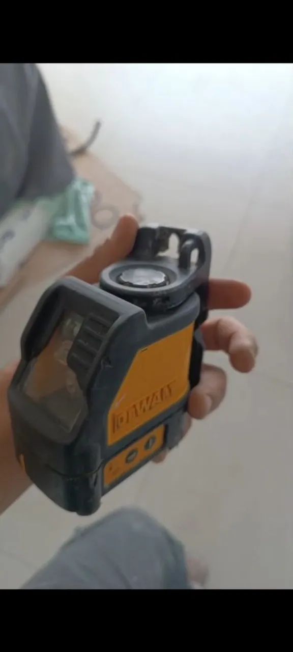 Nível a laser Dewalt com carregador Duracell 
