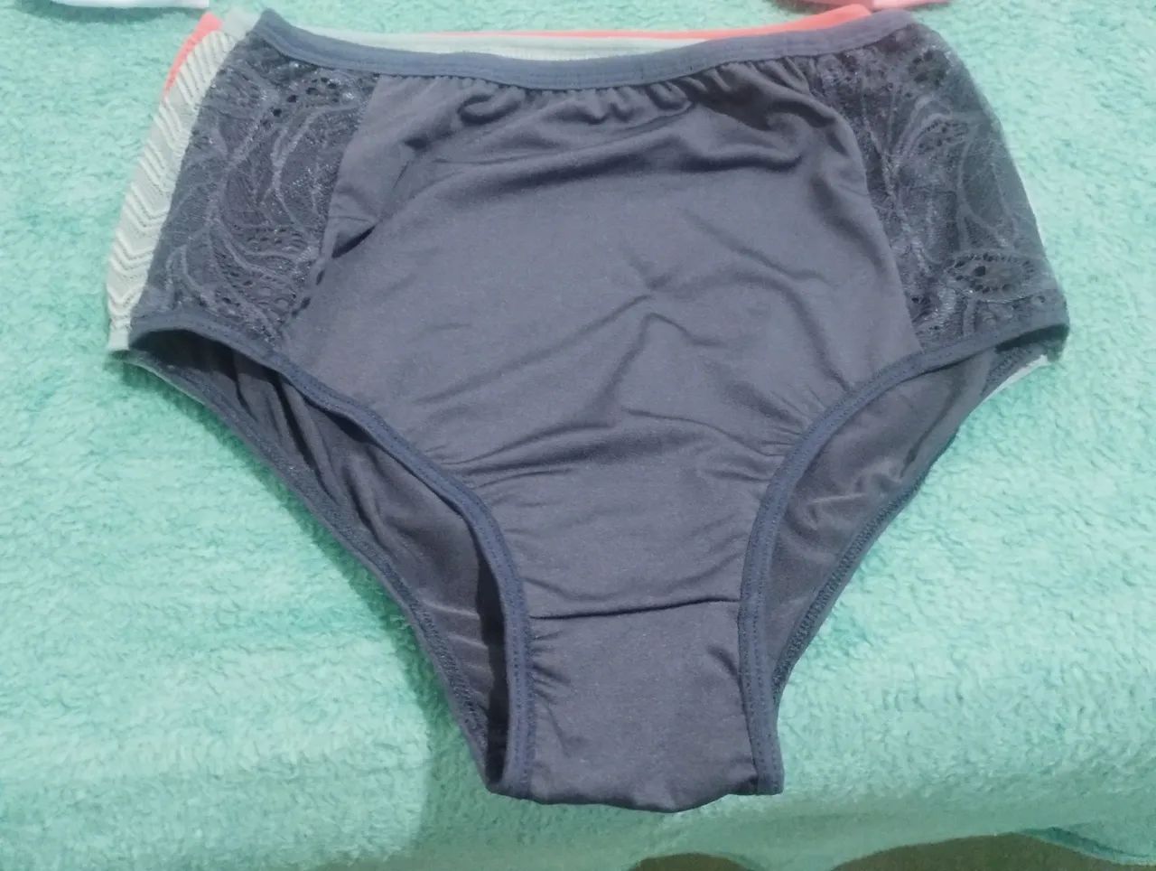 Calcinha feminina cinza com renda