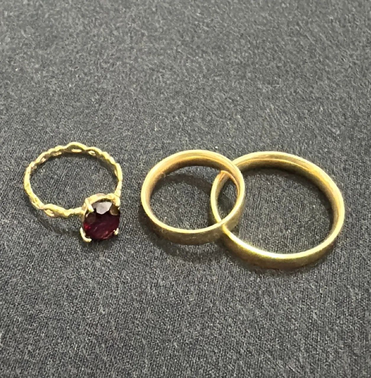 Alianças de Ouro com Pedra Rubi