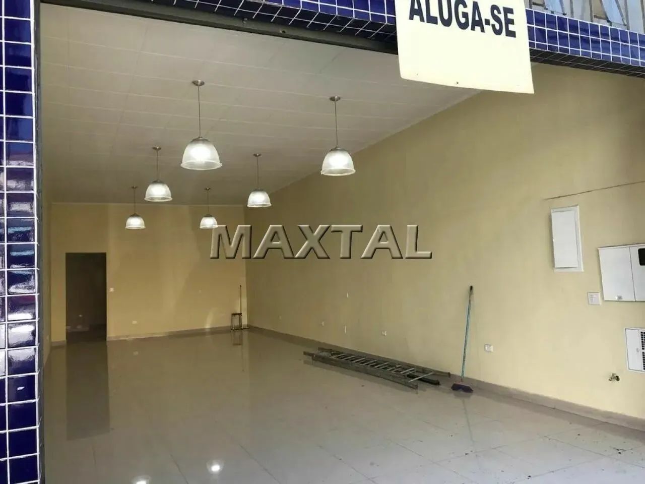 Salão comercial à venda com 560m² , loja com 100m² ,4 banheiros e 25 vagas para carros, em
