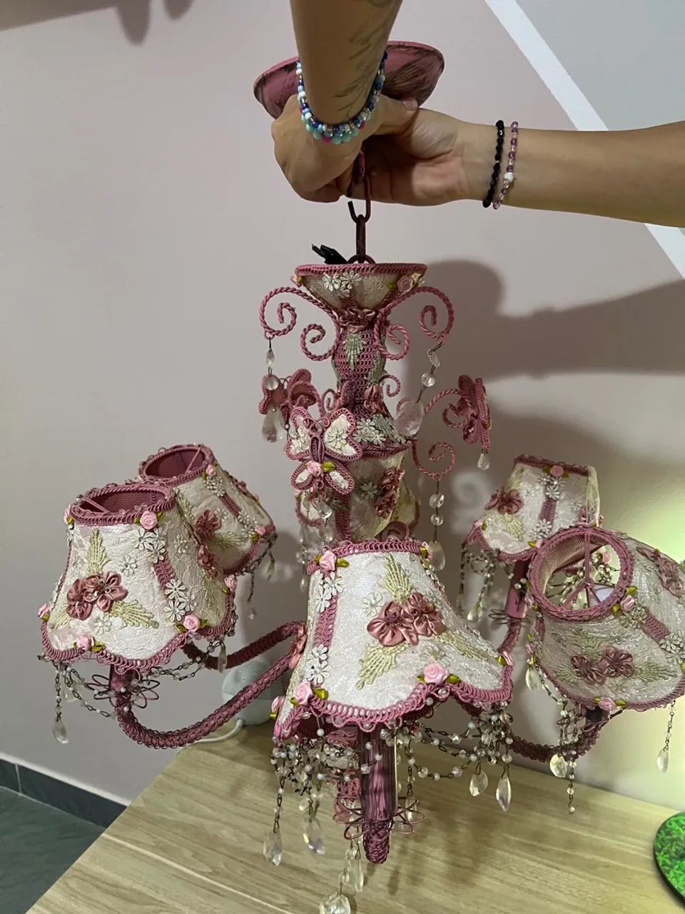 Lustre de Cristal Rosa com Detalhes em Flores