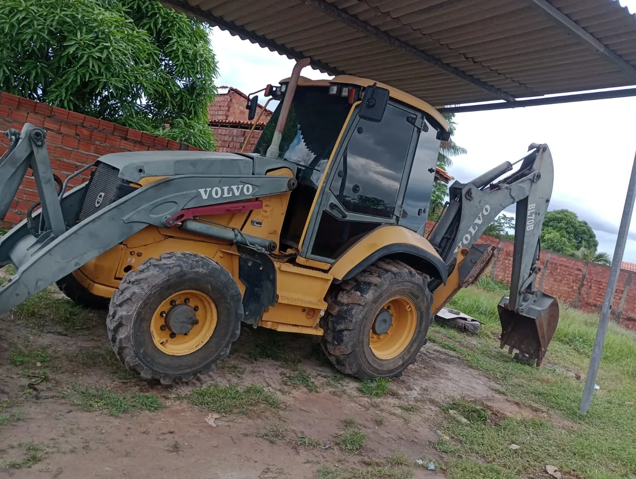 Retroescavadeira Volvo BL70B
