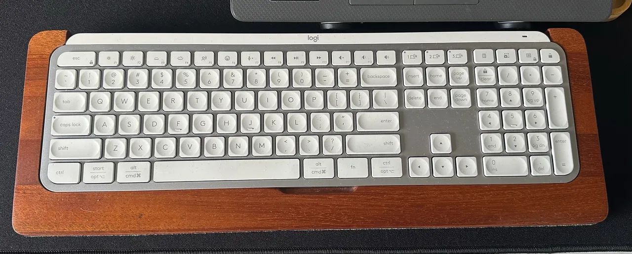 Bandeja de teclado em madeira mogno Logitech MX