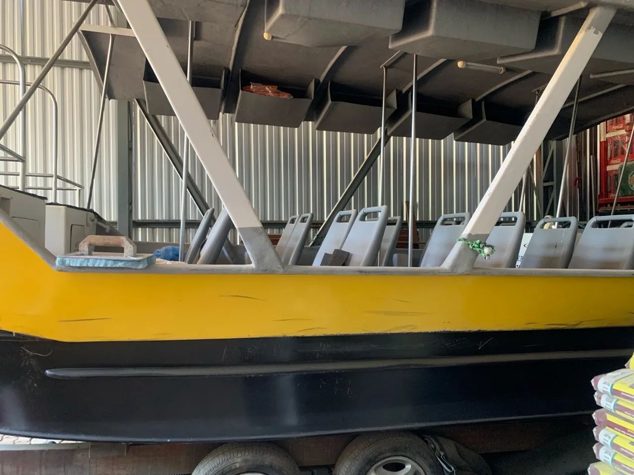 Barco fibra de vidro para 20 pessoas