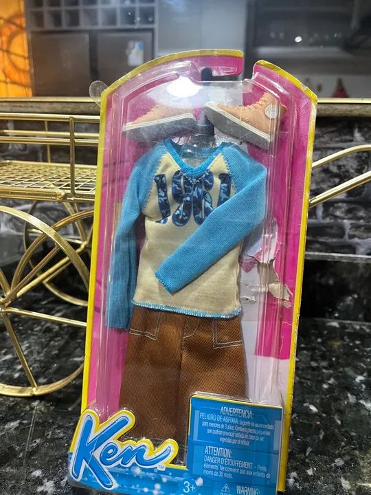 Duas roupas  completas do boneco ken originais e antigos  - Foto 2