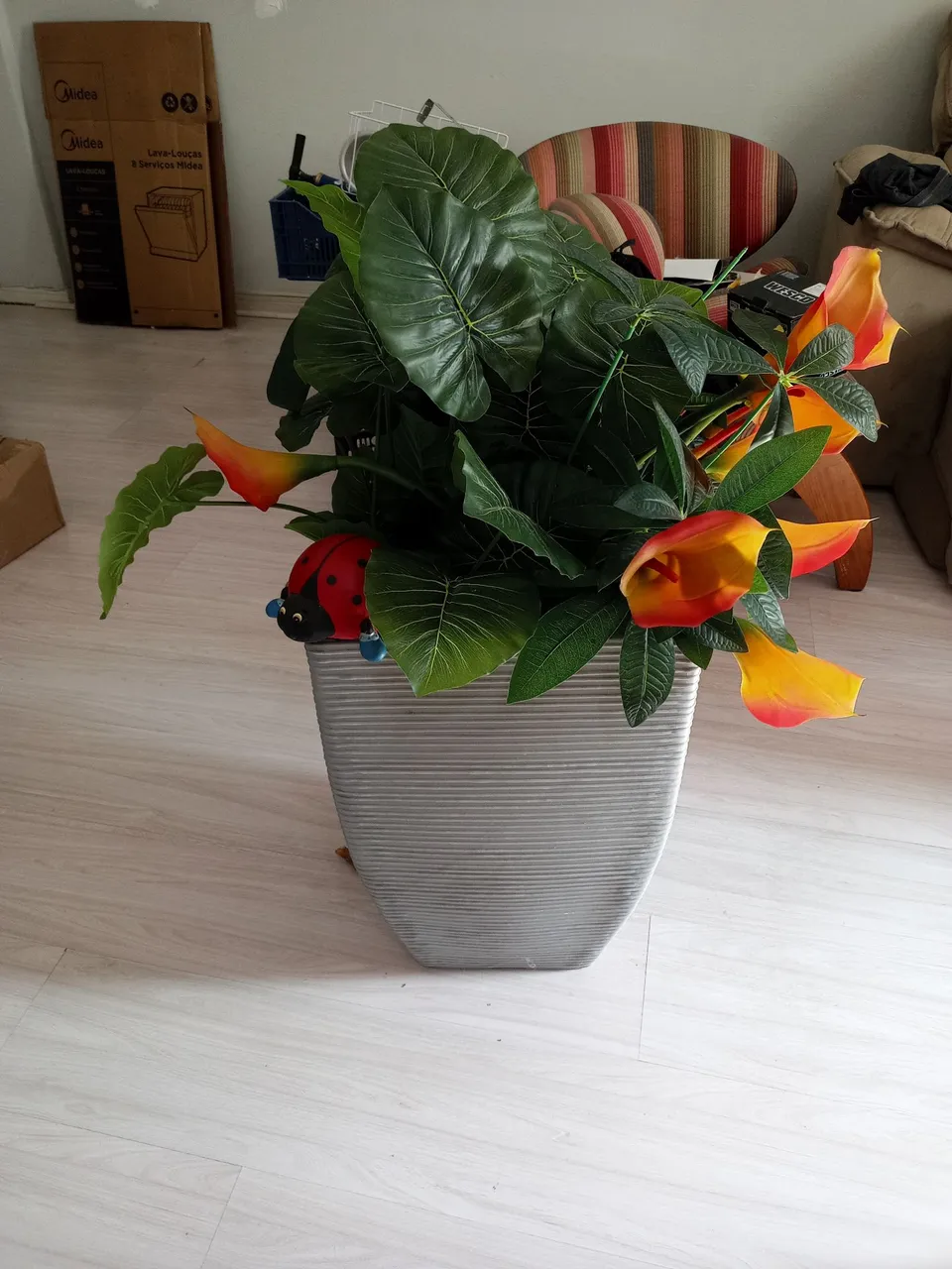 Vaso de Planta com Flores Artificiais