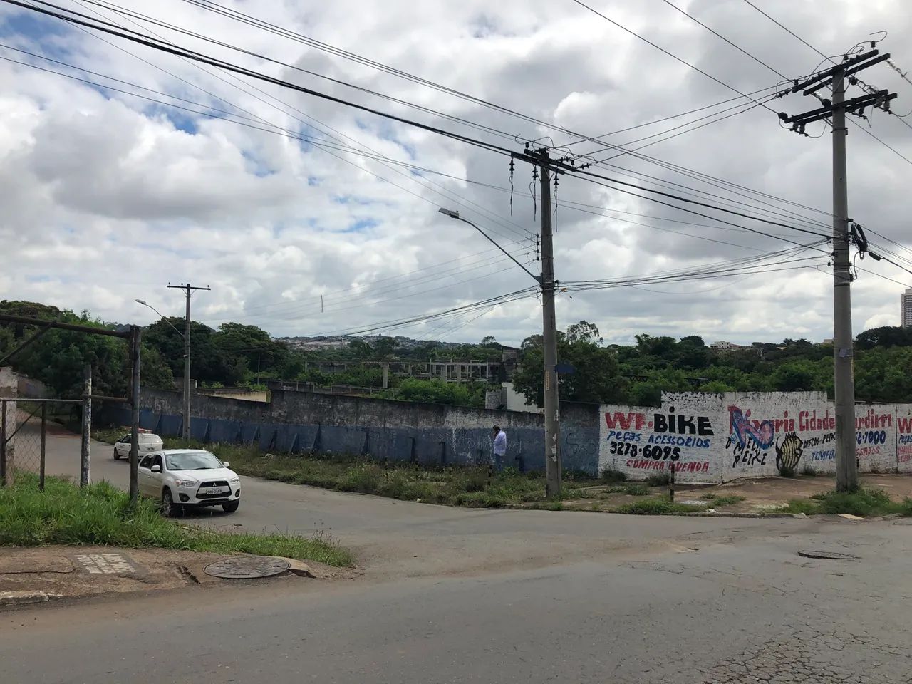 ÁREA NA AVENIDA ANHANGUERA DE ESQUINA E COM 3 FRENTES - Foto 3