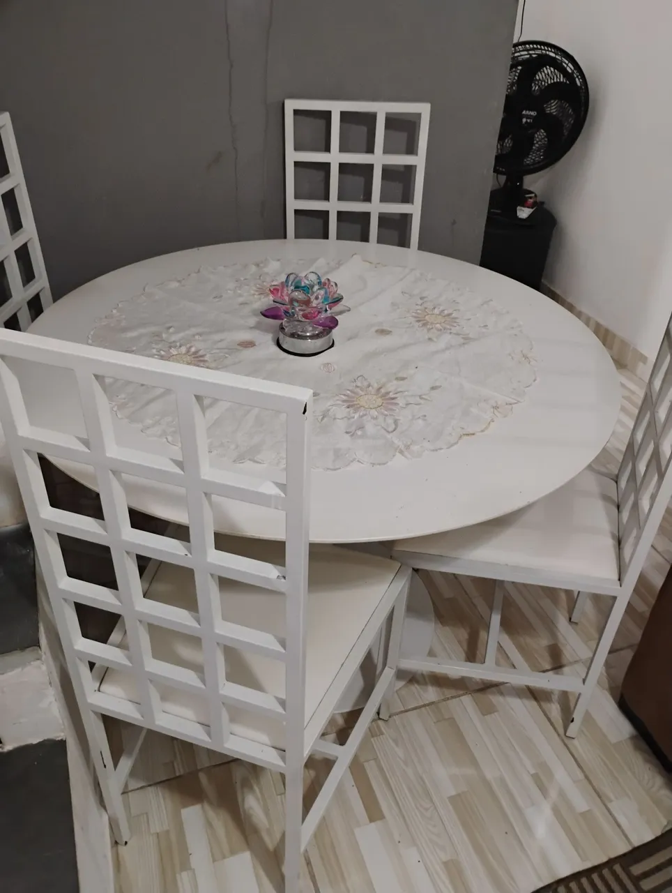 Mesa com 4 cadeira