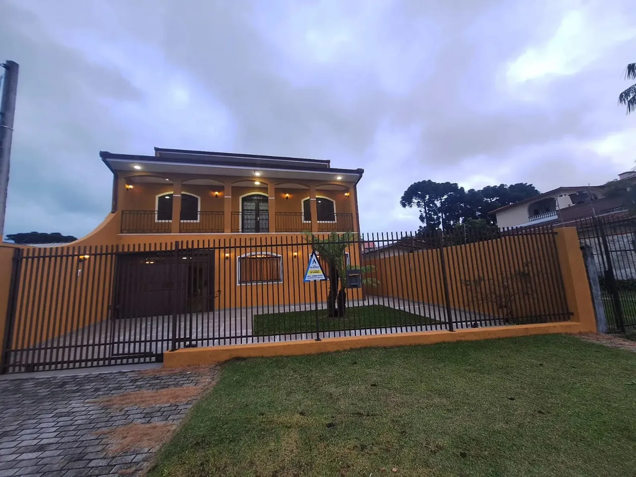 Sobrado para locação no bairro Capão Raso em Curitiba - PR, com 400m² de área privativa e