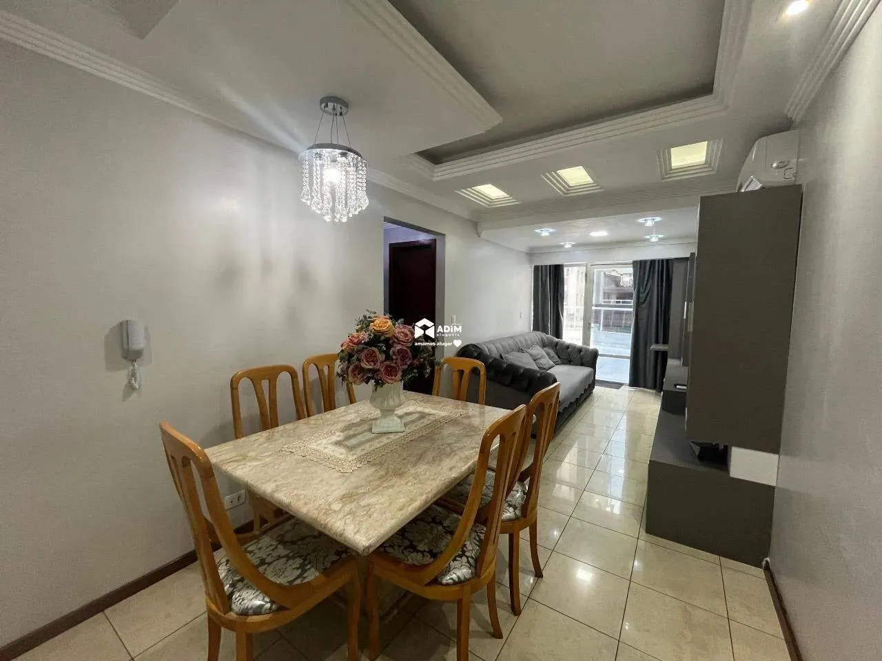 Aluguel anual: Apartamento de 2 quartos, com ampla sacada em Balneário Camboriú.