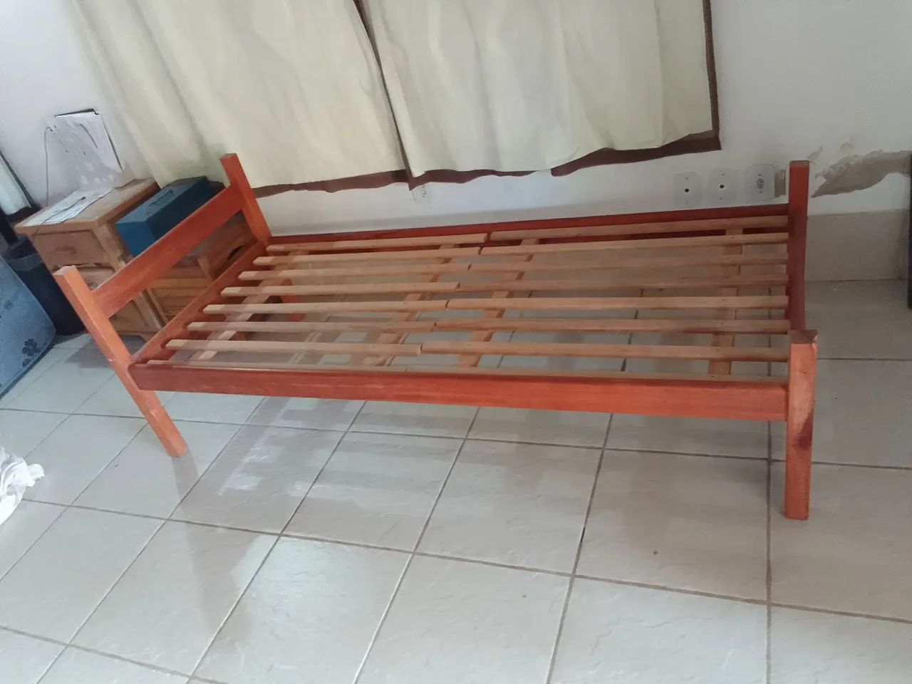 Cama de madeira de solteiro resistente ate 120 kg - Foto 2
