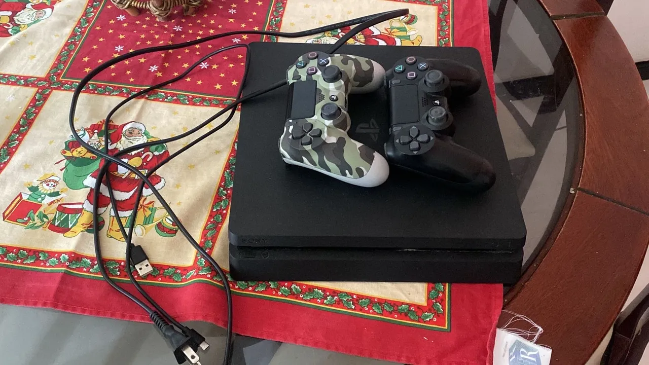 PlayStation 4 (PS4) com 2 Controles