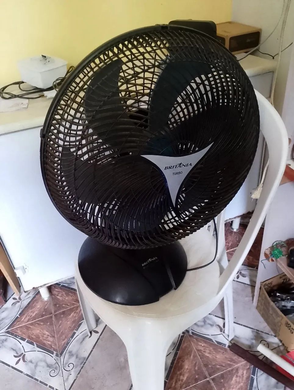 Selling Britânia fan for BRL 80. Works. But does not oscillate.