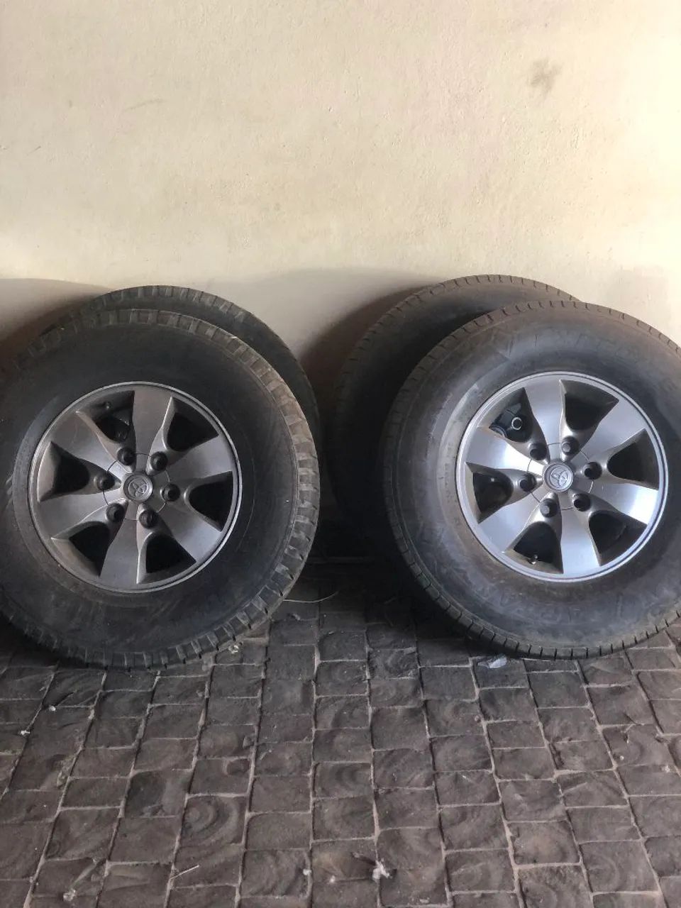 Jogo rodas hilux com pneus 